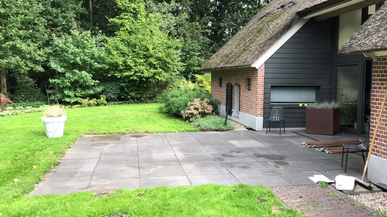 Load video: Hessel Moleman and friend build a dome in super quick time